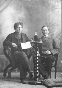 GRUPPE: 2 MENN, TIL HØYRE: MARTIN OLSEN I AMERIKA FØDT: 1881, ENGESTUA UNDER BLÆSTAD, ENGESTUEN