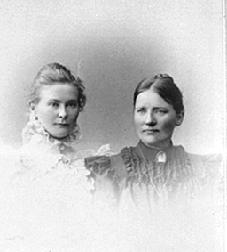 GRUPPE2, TIL HØYRE: JULIE IMERSLUND FØDT: 1859, SØSKENBARNET THEA HJELT FRA NES, KALLERUD