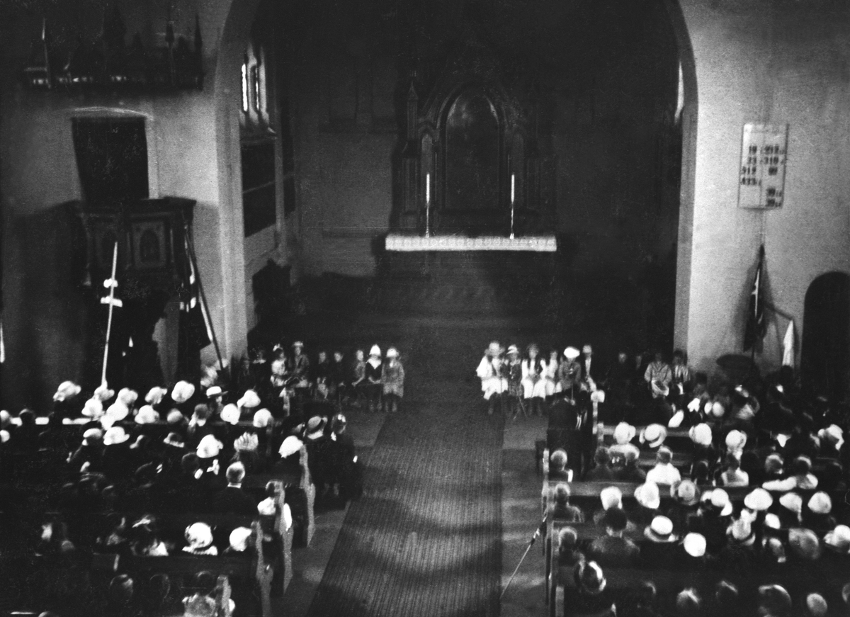 INTERIØR: VANG KIRKE, ALTERET, PREKESTOL, MYE FOLK, 17. MAI