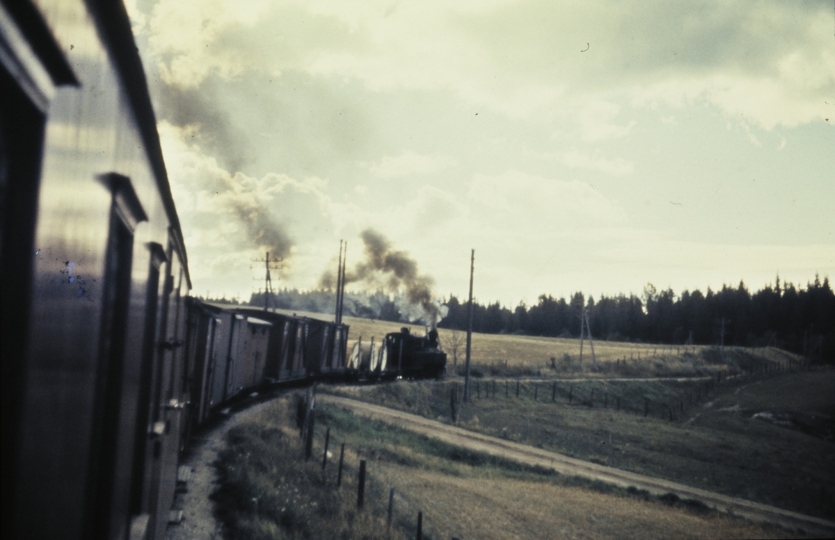 Tog 2051 til Skulerud i Harkerudbakken.