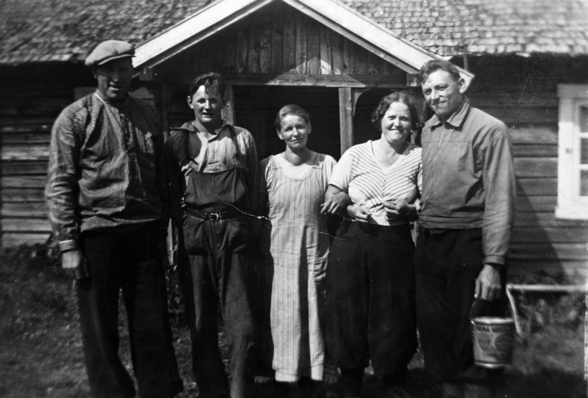 SETERSTØRHUS, NORDRE BRENNSETER, GRUPPE: 5, FRA VENSTRE: POLMAR LINDHOLT, UKJENT, UKJENT, GUDRUN TORUD KOJEDAL, PEDER LINDHOL, VANG ALLMENNING