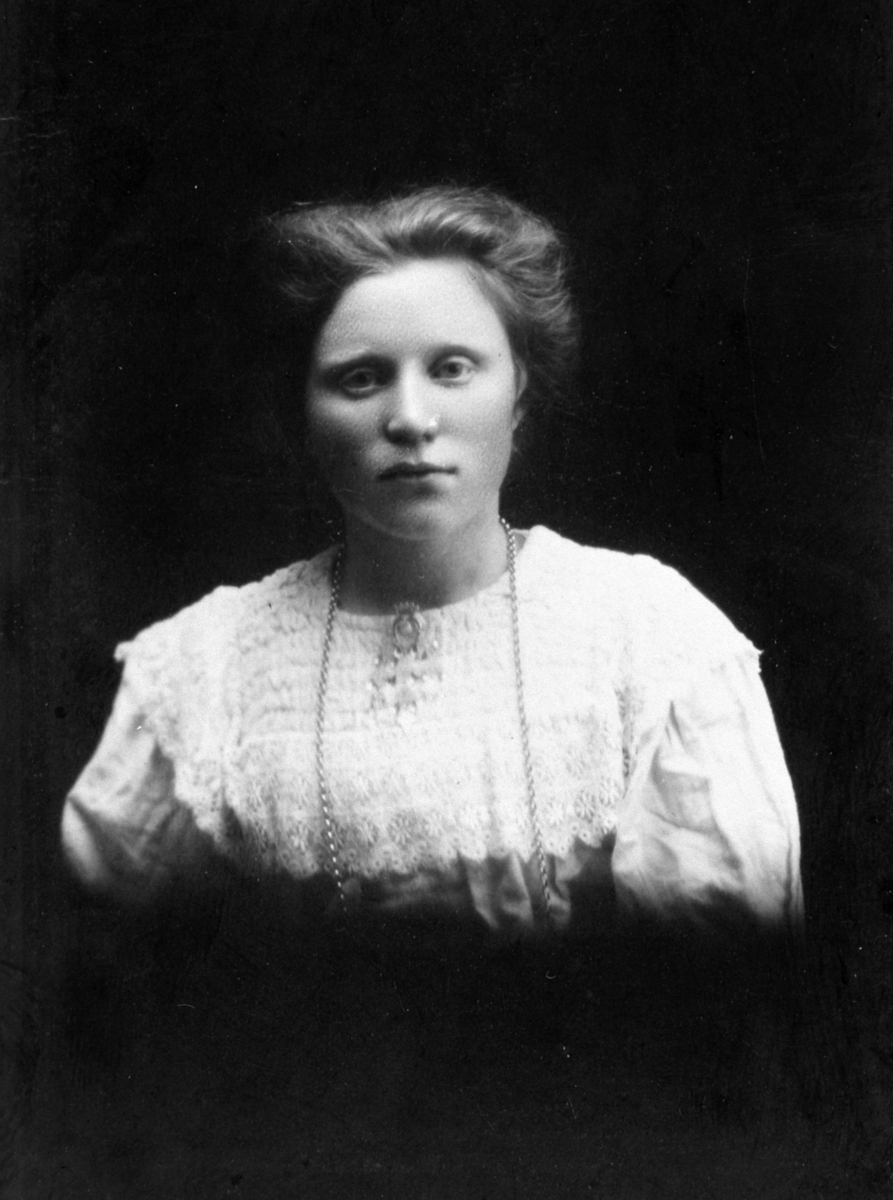 PORTRETT: PAULINE HAUG FØDT: GRØHOLT, HUBRED LILLE