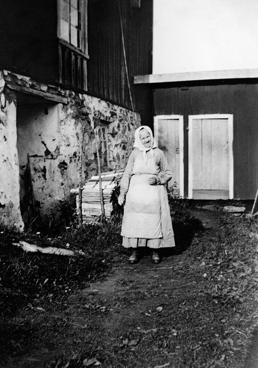 ANNE BRATTLI BAKSTEKJERRING FORAN BAKERHUSET, DO I BAKGRUNNEN, RABSTAD