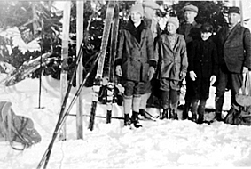 Gruppe 6, barn og voksne på ski, Stenfjellet i Vangsåsen, f.v. Birgit Johansen, disponent Wieberg, Åse Wiebeg, barbermester Olsen, Gustav Norderhaug, forretningsfører i Hamar og omegn trygdekasse Gustav Karl Norderhaug.