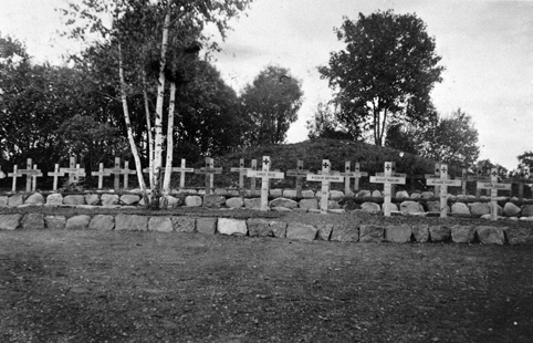 TYSKE GRAVER. MIDLERTIDIG GRAVPLASS FOR FALNE TYSKE SOLDATER. GRAVSTØTTER MED NAVN, VANG KIRKE