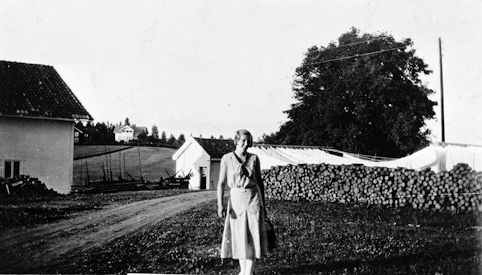 Finsal sykehjem i Vang H. Ukjent kvinne på tunet. Ved og klæsvask til tørk. 