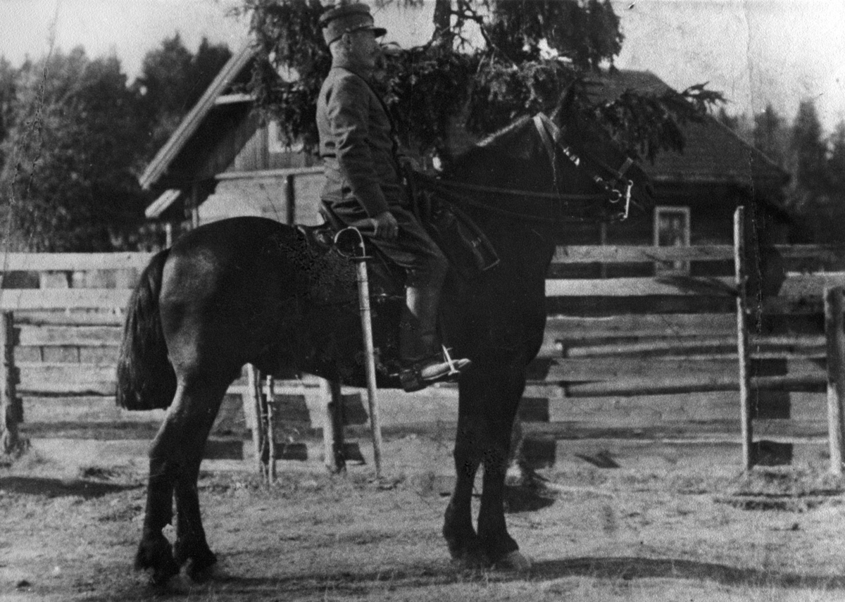 Kristian Solbakken på hesteryggen, kavalerist, militær, uniform. Gardermoen 1905. 
