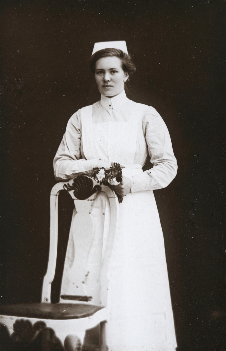 Laura Olsd. fra Kolbua eller Plassen f. 20. 1. 1885, d. 20. 5. 1962 g. 1930 m. Peder Andreas Sundsaasen fra Eidanger utenfor Porsgrunn f. 20. 9. 1859, d. 5. 10. 1950. Drev skyss-stasjon i Eidanger til omkring 1930. Laura var sykepleierske og menighetssøster i Eidanger. 