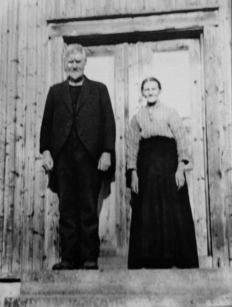 Ole Olsen Lilleberg og Anne Larsd. Brentebråten. Ole var tømmermann og arbeidet sammen med broren Hans Olsen. Bildet er tatt ca 1934 på Skramstadødegarden i Løten som Ole kjøpte i 1918. Han eide Lilleberg av Liberg fra 1890 til 1913. 
