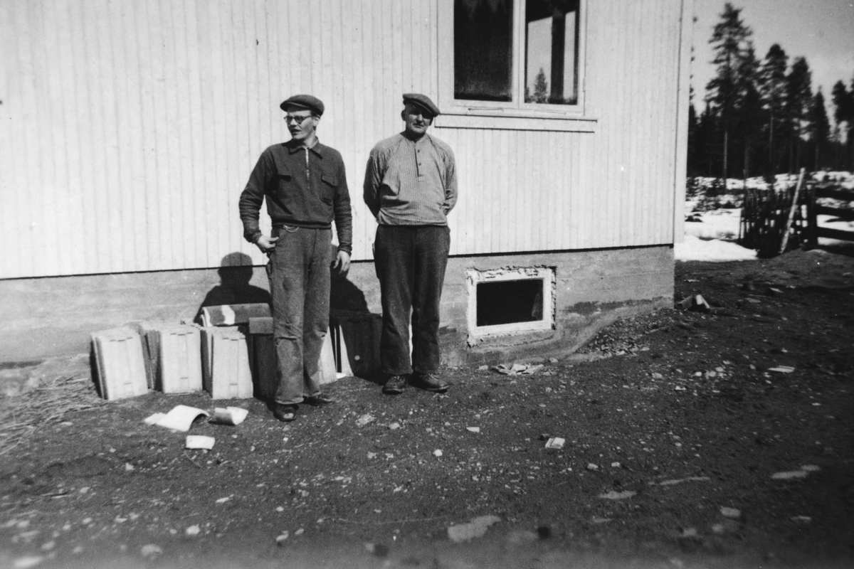 Ivar Jørgensen og faren Andreas Jørgensen satte opp huset i Eide for Ingolf og Aslaug Andreassen. Aslaug var Andreas’ datter. 