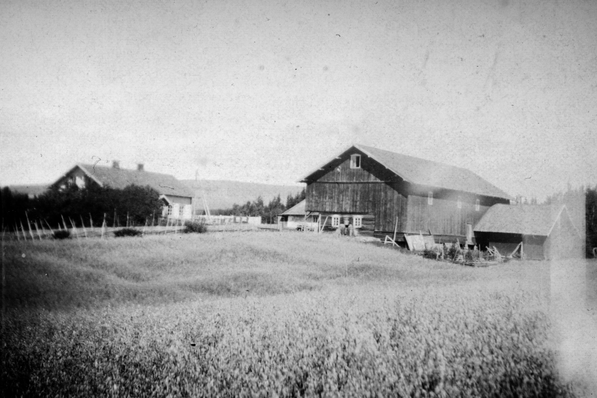 Søndre Tomter ca 1930. Tilbygget til høgre på låven er tak over hestevandringa som drev treskeverket i låven. 