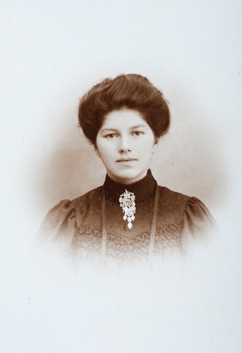 Sigrun Tomter (1891-1981). Foto Charlotte Barth, Lillehammer 14. 05. 1907. 