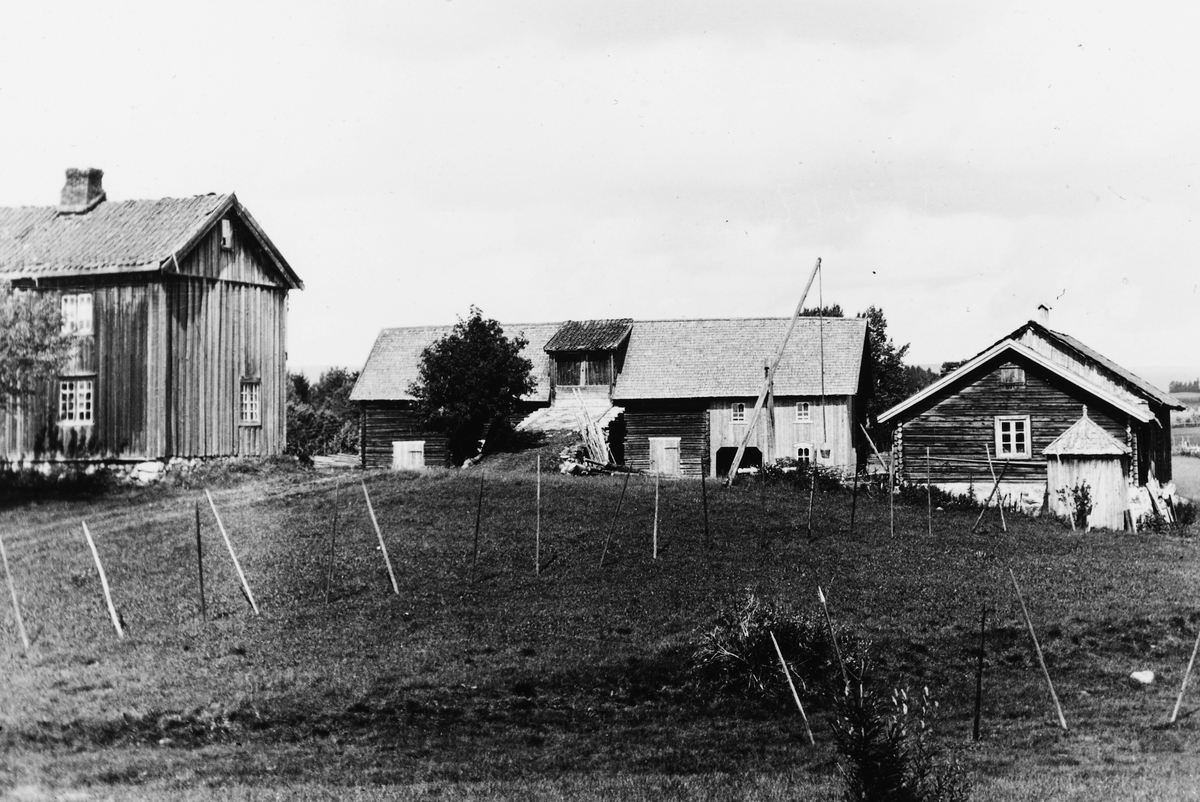 Finberg gard i Vang. Gardstun med vippebrønn. Ca. 1916-1921. 