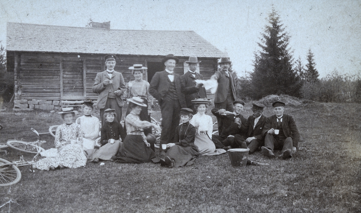 Ødegården under Opsahl, Østås, Vang H. 
Gruppe sangkor(?) på utflukt, sykkeltur,  1910. 