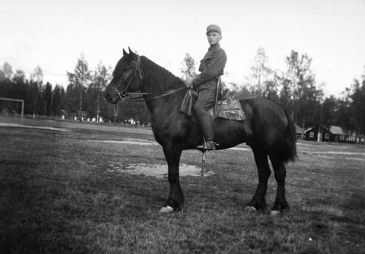 Syver Opsahl, militærtjeneste på Gardermoen 1937. Soldat på hest. 