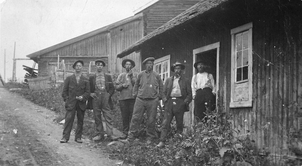 Svenske anleggsarbeidere. Arbeidet med ny veg forbi Slemsrud og Vik 1925. Innlosjert i Drengestua på Slemsrud, Vang H. 