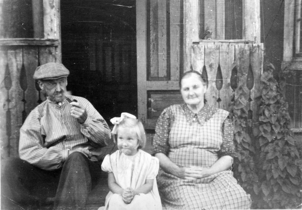 Karen og Kristian Gulbrandsen Grefsheim på trappa i Grefsheim med barnebarnet Anne Karin omkring 1950. 