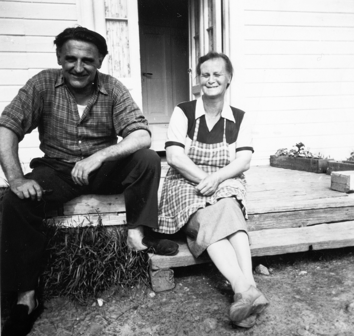 Harald og Oline Nyhus på trappa i Furuseth på 1950-tallet