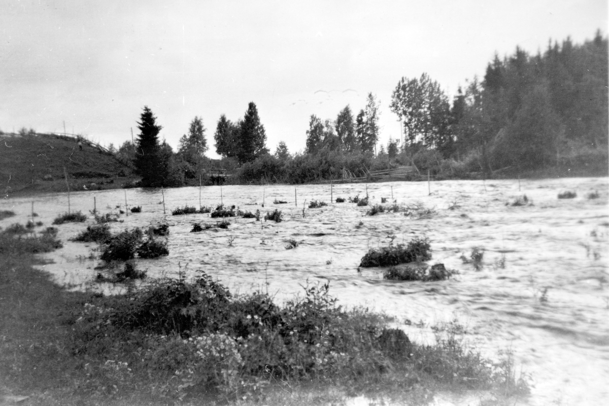 Fra storflommen i Finsalbekken i 1938. Bildet er tatt på beitet på vestre Blystad 73/1, Vang H. Flom. Oversvømmelse. 
