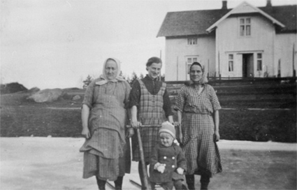 GR: 4, 3 DAMER M/KJOLE, FRA V:LISE SIMENSEN, AGNETH OPSAHL, SANNA WEIDEBORG, LITA JENTE MARIT OPSAHL PÅ SPARKEN, LØTEN