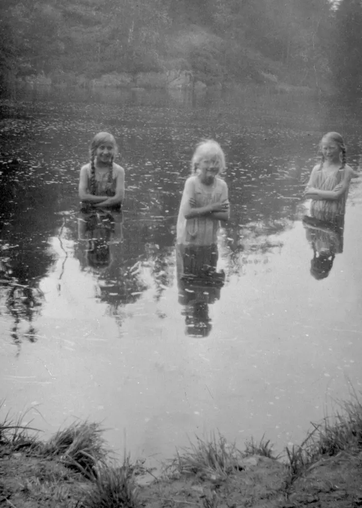 GR: 3 JENTER BADER I KLEVFOSDAMMEN, TIL V: MARI DYBDAL, TIL H:OLGA BAKKE G: ØSTLUND, BADEDRAKTER, ÅDALSBRUK Løten.