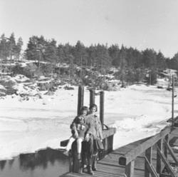 2 JENTER PÅ BRU, KLEVFOS, (KLEVFOS INDUSTRIMUSEUM), ÅDALSBRU