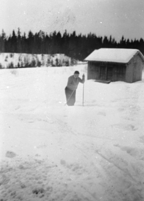 EKSTERIØR MJØLKEBUA PÅ MATTISRUD, SKILØPER FORAN, VINTER