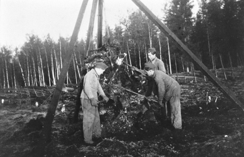 AT-TJENESTEN PÅ ÅDALBRUK. HEDMARK SVEIT, 2. SKIFT 26. 8. -26. 11-1942. TRE MENN MED STUBBEBRYTER. NYDYRKING. 