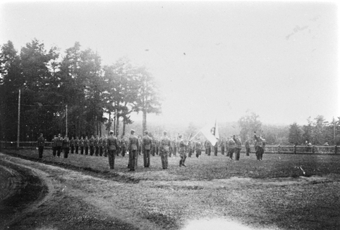AT-TJENESTEN PÅ ÅDALBRUK. HEDMARK SVEIT, 2. SKIFT 26. 8. -26. 11-1942. OPPSTILLING I LEIREN. 