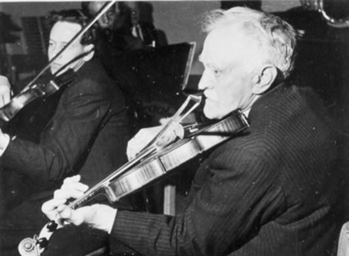 GRUPPE: 2 MUSIKERE, VALLSET SALONGORKESTER, TIL HØYRE: OLE EVENRUDBAKKEN MED FIOLIN, FØDT: 1873-DØD 1964, BYGDESPILLEMANN, ELEV AV ANDERS SØRENSEN