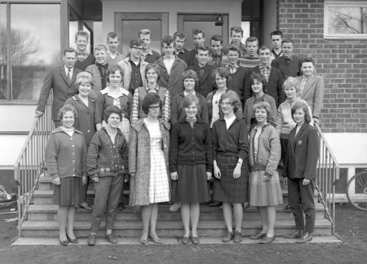 GRUPPE: SKOLEELEVER, KLASSE, STANGE KOMMUNALE REALSKOLE, 31 ELEVER, , LÆRER KNUT VASAASEN. Klasse 2 D 1962. Ukjente.