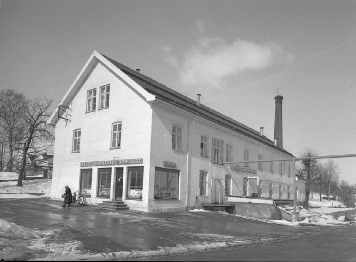 EKSTERIØR: STANGE MEIERI, VINTER