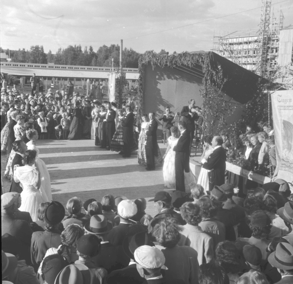 Hamar, Stange Bygdeutstilling 1954, Utstillingsplassen, underholdning fra utescenen, danseoppvisning med fransese og lanciers, historiske drakter,
