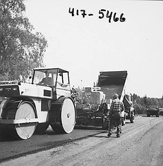 VEGARBEID, ASFALTLEGGING, ARBEIDERE, ASFALTMASKIN, DAMPVEGVALS, LASTEBIL, STANGE