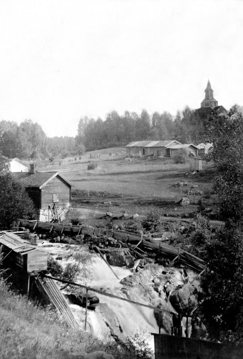 OVERSIKT VIKSELVA, TANGEN, TANGEN KIRKE I BAKGRUNNEN, I MIDTEN :ULVINSMIA