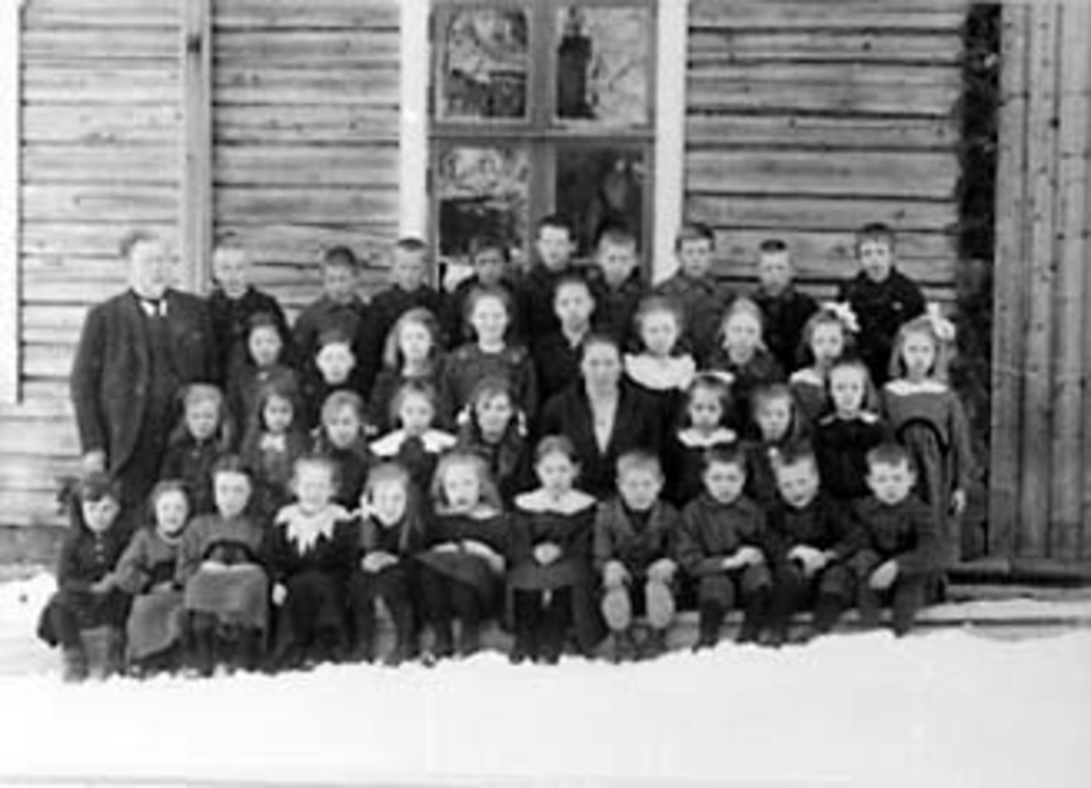 GRUPPE: 39 SKOLEELEVER OG LÆRERE, HELE SKOLEN SAMLET, HEKNE SKOLE