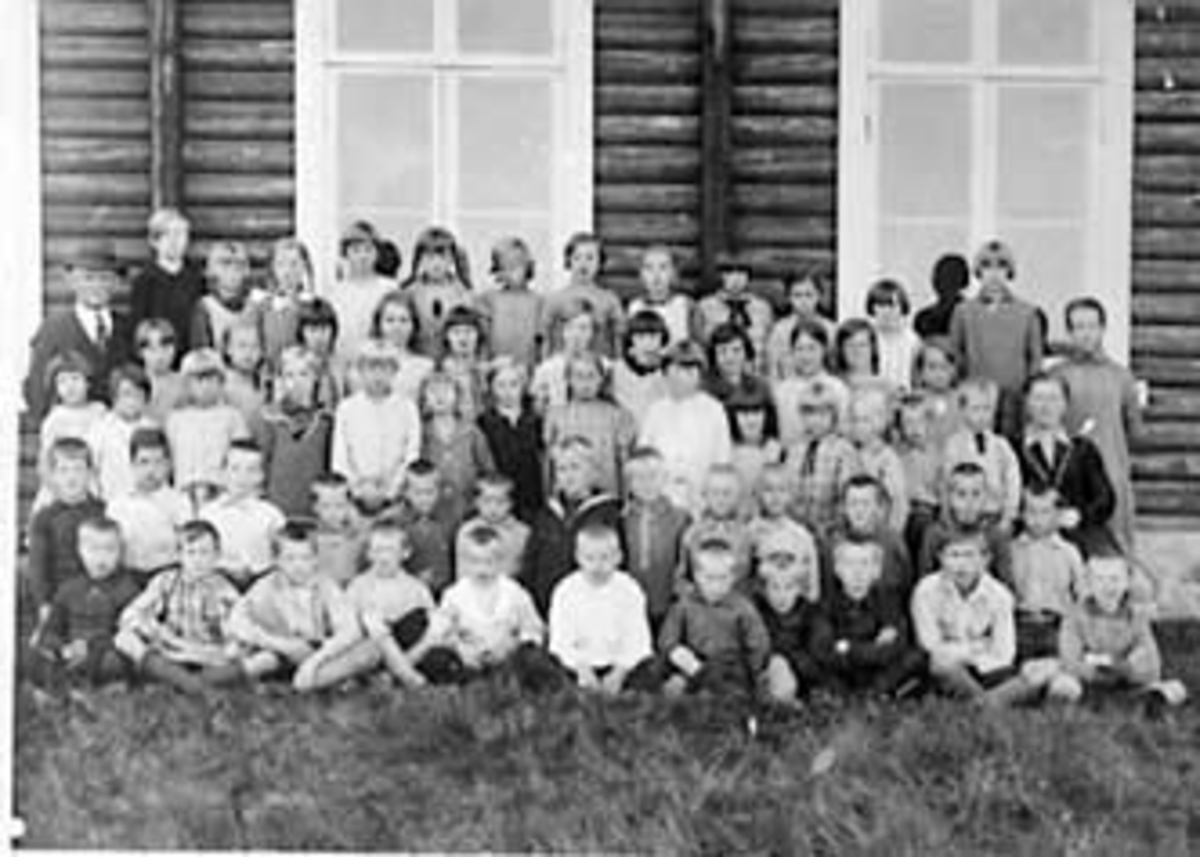 GRUPPE: 64 SKOLEELEVER MED LÆRERE, STANGE SKOLE, LÆRERINNEN TIL HØYRE ER ANNA KRISTIANSEN