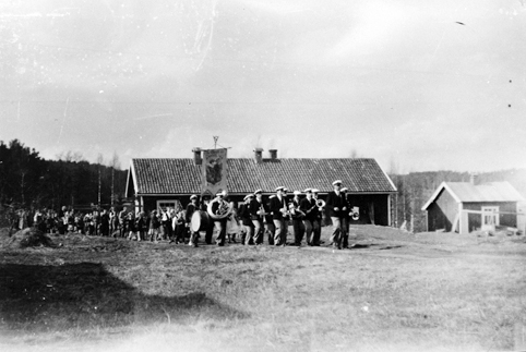 VARDEBERG SKOLE, TANGEN, 17. MAITOG MUSIKKORPS OG SKOLEBARN, FANE. 