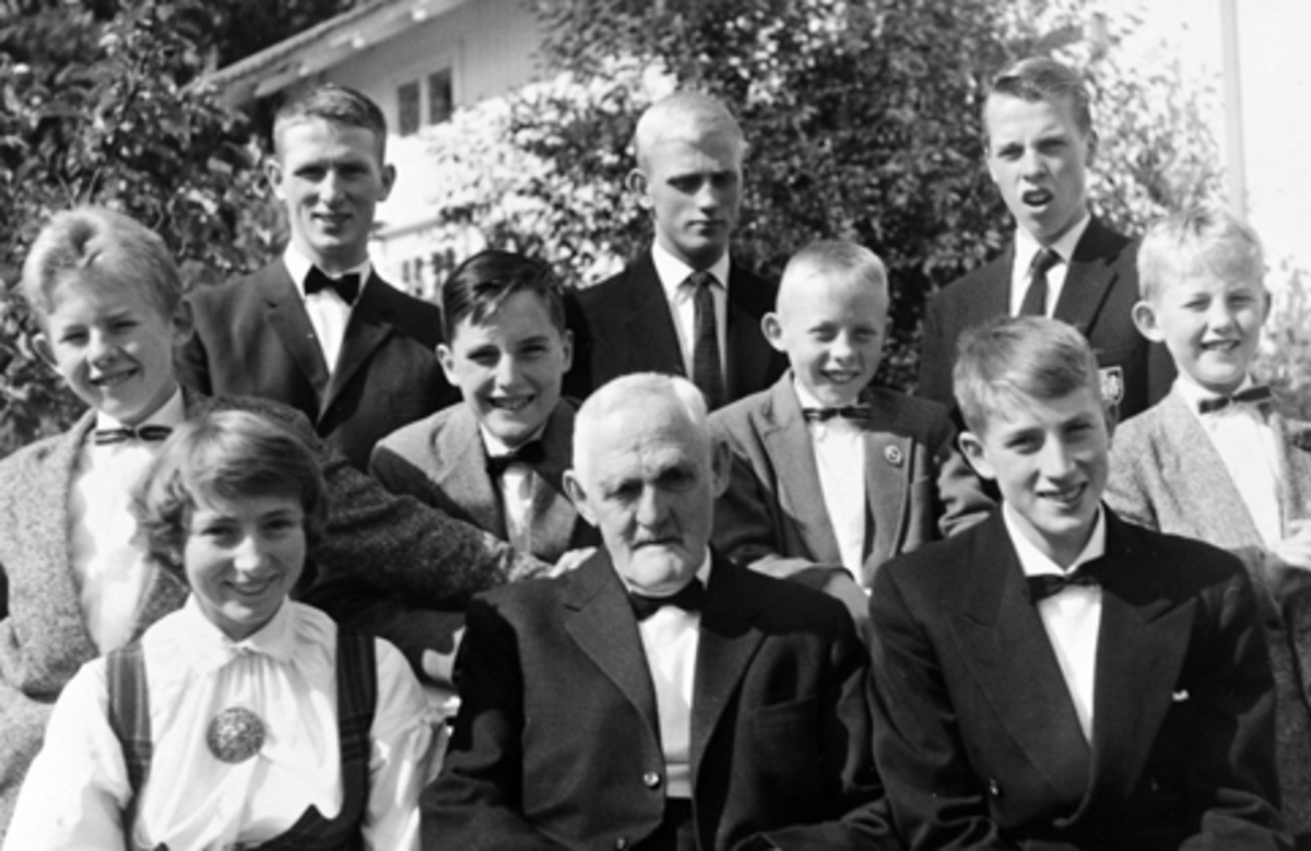 OSCAR TOMTER MED BARNEBARN I HAGEN PÅ TOMTER I 1961. 1 REKKE F. V. ANNE HELGA, OSCAR OG OSCAR TOMTER JR. 2 REKKE F. V. ARNOLD, OLAV, ERIK, TROND, 3 REKKE F. V OLA, AMUND OG TROND