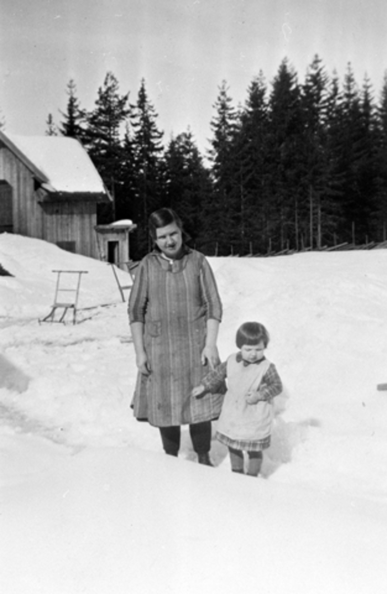 KLARA LARSEN OG HJØRDIS LARSEN 3 ÅR, VARDEBERGET, BRYNSÅSEN 1931