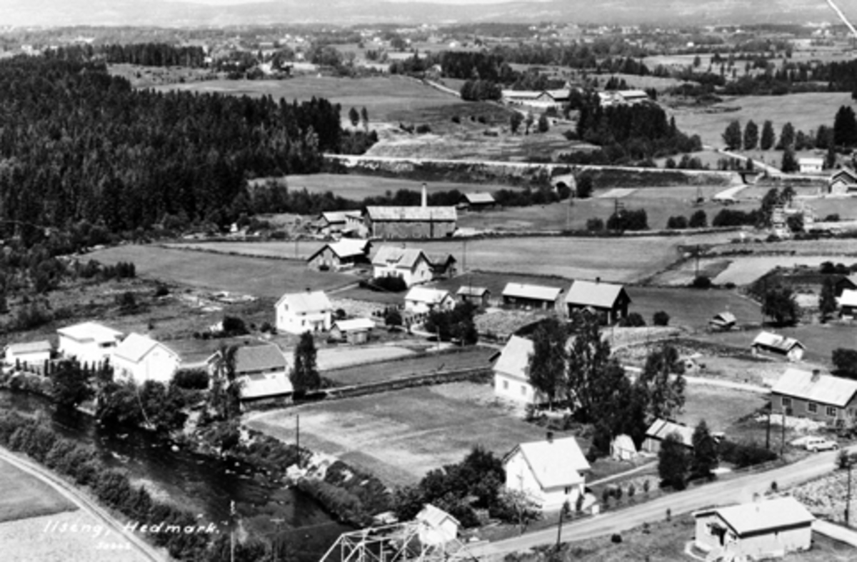 FLYFOTO ILSENG SENTRUM CA. 1954, MOT VANG. HUSET M/FABRIKKPIPE MIDT PÅ BILDET ER DEN GAMLE POTETMJØLFABRIKKEN SOM BRANT I 1959/60