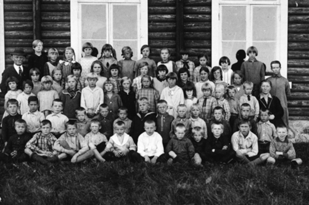 STANGE SKOLE, GRUPPE ELEVER CA. 1930. 1 REKKE NR. 1 ODDVAR JOHANSEN, 5 LARS HAGEN?, 10. ROLF WEEN. 2. REKKE EGIL MICELSON, 2. SIGURD HAGEN 3. STENDAHL, 6. TORBJØRN HAGEN 3. REKKE 1. NELLY SØRENSEN, 2. OLINE HAGEN, 3 JOHANSEN? 5. LILLEMOR BROVOLD, 7. INGRID STABELL, 9. JORUN HAGEN, 14. LORENTZ ENGER, 15. LÆRER ANNA KRISTIANSEN. 4. REKKE LÆRER HANS GUTHUS, 2. R4EGNA SJØBERG, 3. INGRID BROVOLD, 4. KJERSTI RØHNE, 5. M. KJELDSBERG, 6. ANNE RØHNE, 8. JULIET RINGNES, 9. LAURA LUNDE, 13. INGEBORG OLSTAD. 5. REKKE KÅRE UST, 2. KARI LARSEN, 10. EBBA EVENSEN.