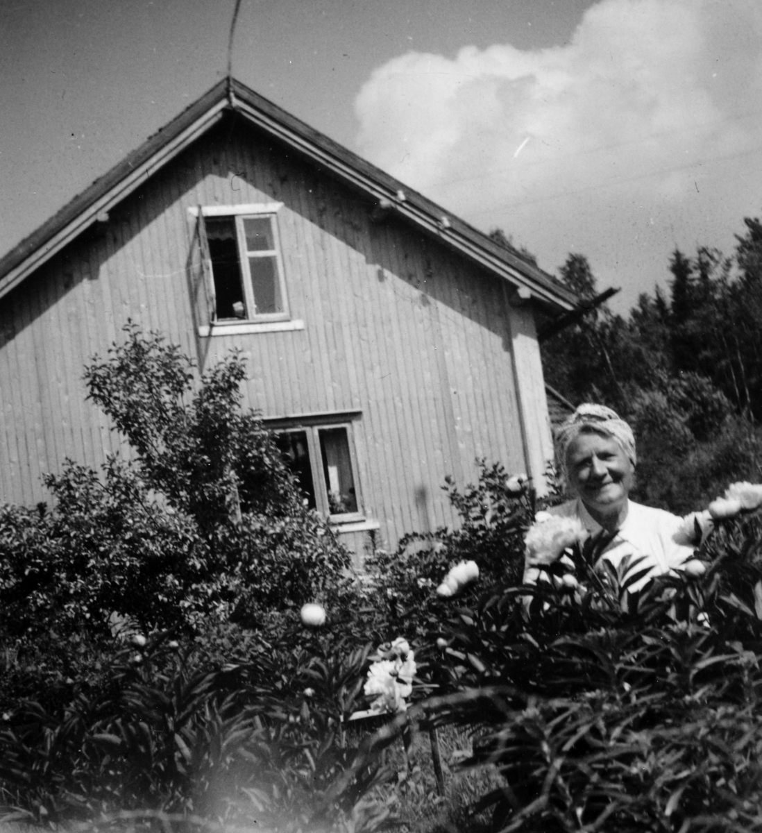 Marie Bruun i hagen med sine flotte blomster, Bruengen, Espa.