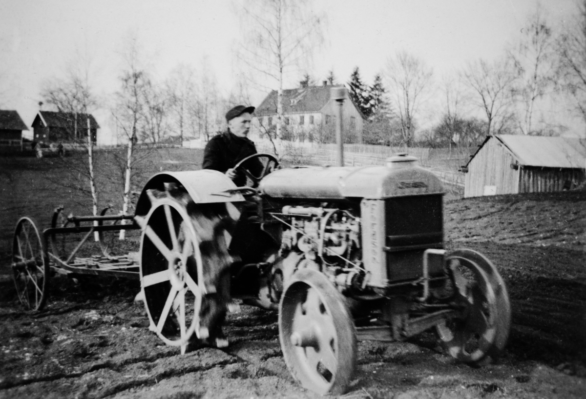 Bøverstad gard, våronn 1945. Fordson traktor harver åker. 