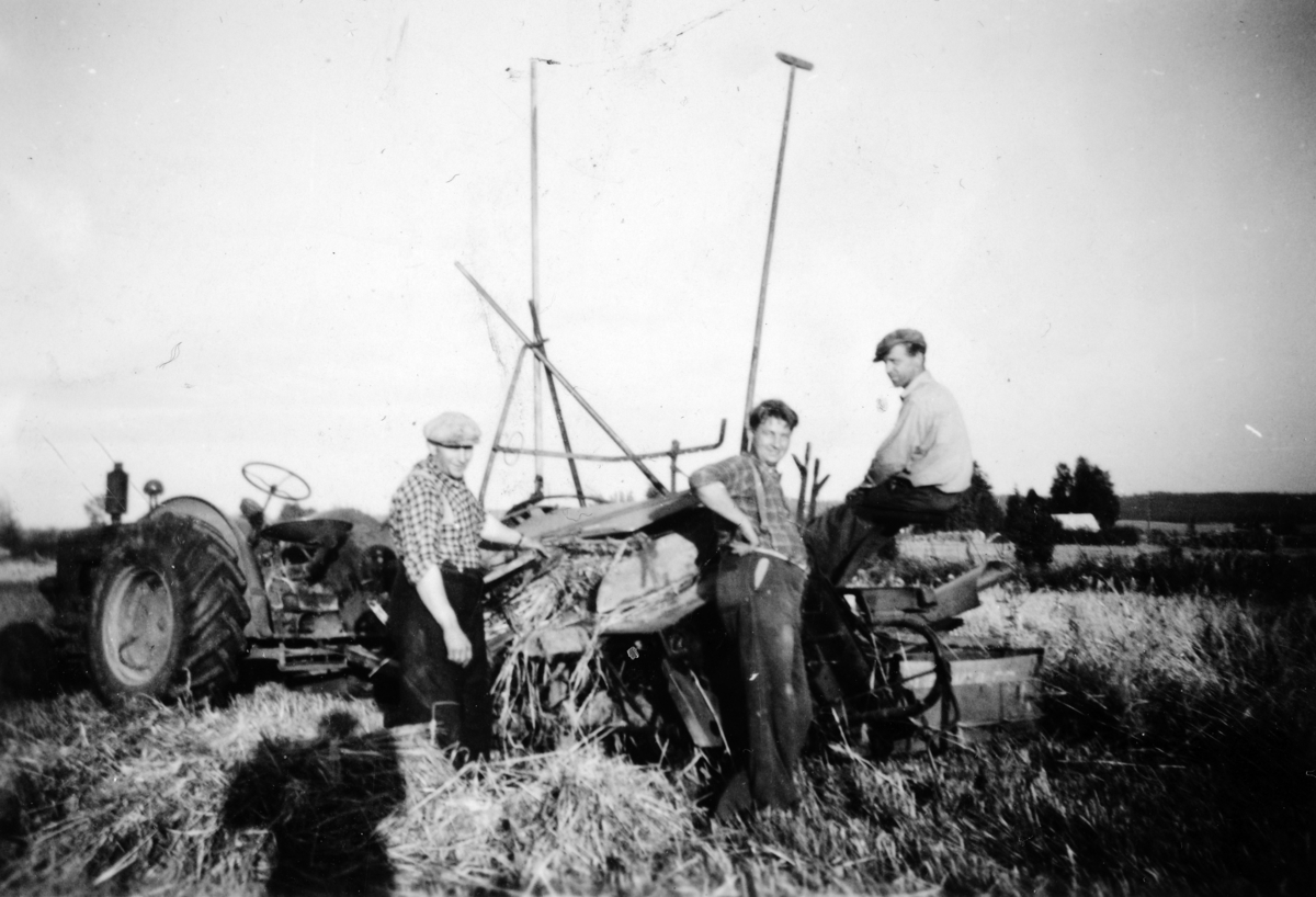 Løkenstua (Johnsrud) skuronn, traktor med selvbinder. Jens Knutsen, Alfred Olsen, Martin Ingvaldsen på selvbinderen. 1947. 