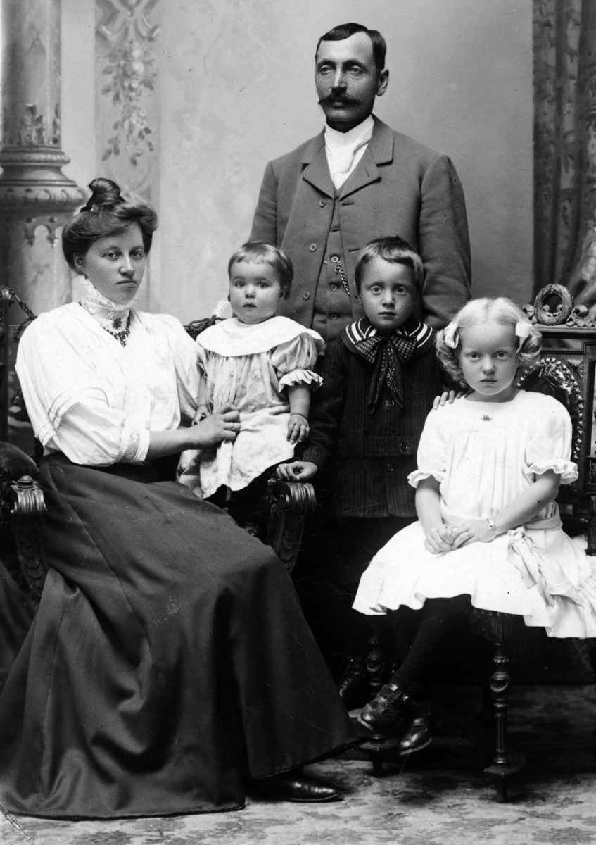 Gruppe familien Hestnæs ca. 1910. f. v. Aslaug, Mary, Arne Mabel. Bak Mons Hestnæs. 