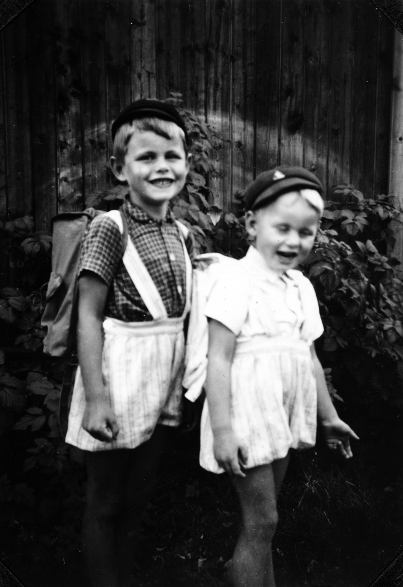 Oddvar Vestlis første skoledag på Breidablikk skole sammen broren Terje Vestli foran Solly på Ilseng 1949. Skolebarn, ransel, skolesekk. 