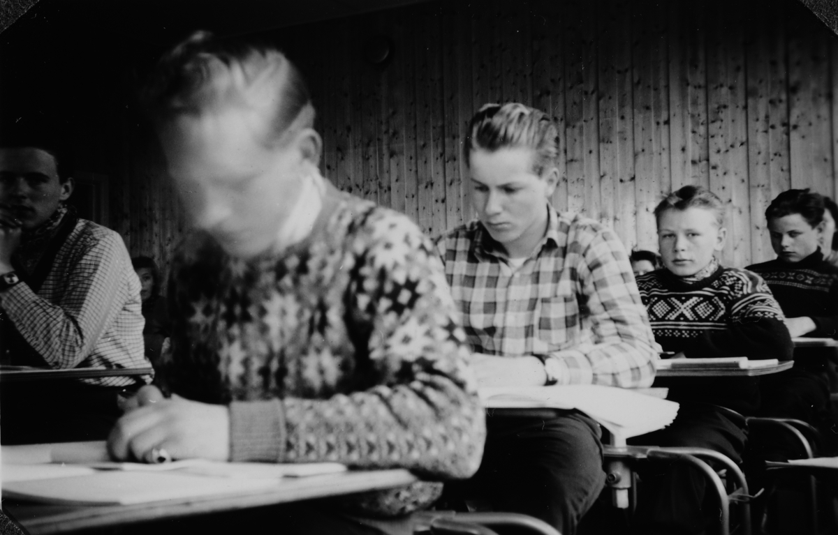 Romedal Framhaldskole, klasserom, f. v. ukjent, Erik Bakkerud, ukjent, Nils Sigvart Nielsen, Oddvar Vestli. 1956-1957. 