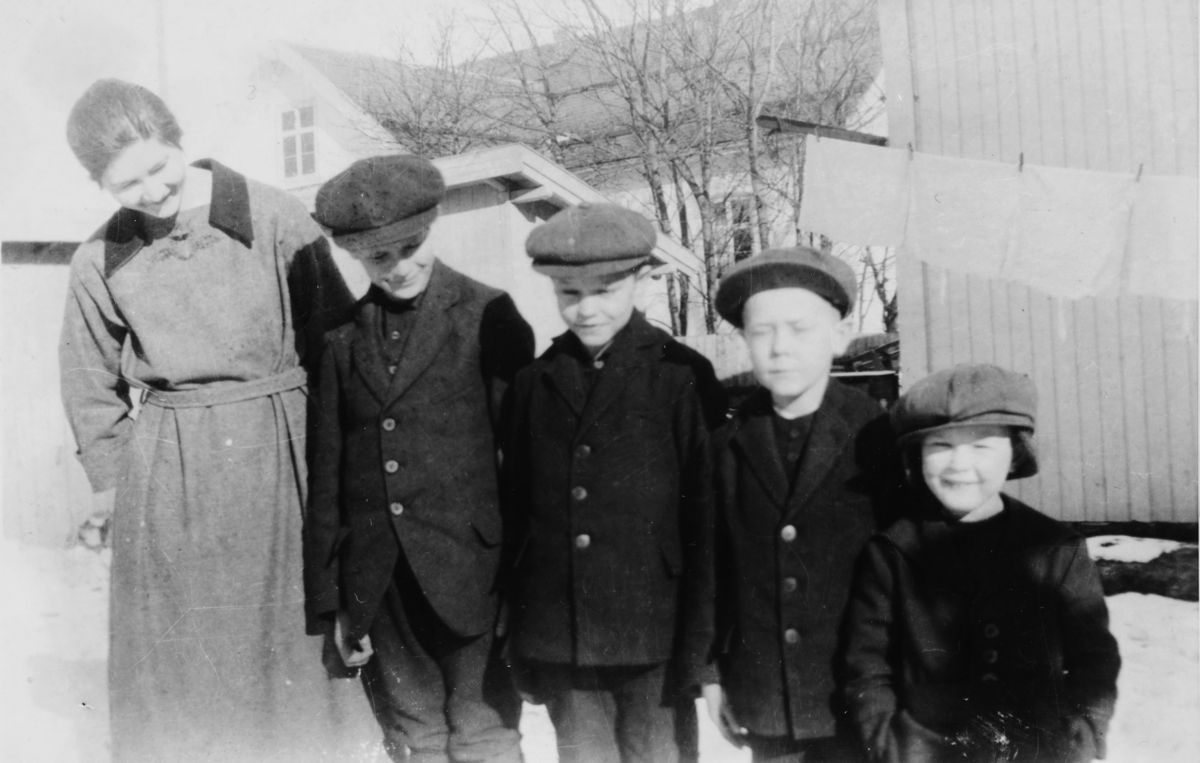 Hagen i Nordsve-butikken, ca. 1920. F. v. Ragnhild, Kristoffer, Johan, Oddvar og Gunnar, ca. 1920. 