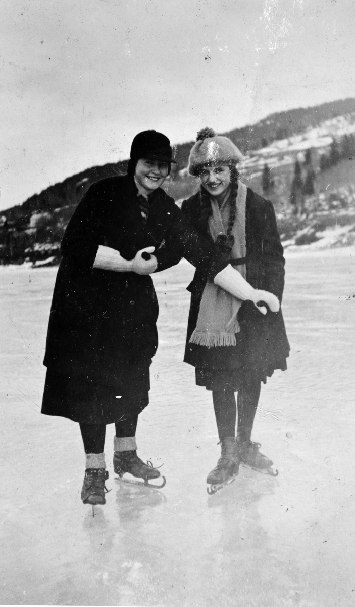 Ukjent og Else Hestnæs på skøyter på Mjøsisen, ca. 1930. 